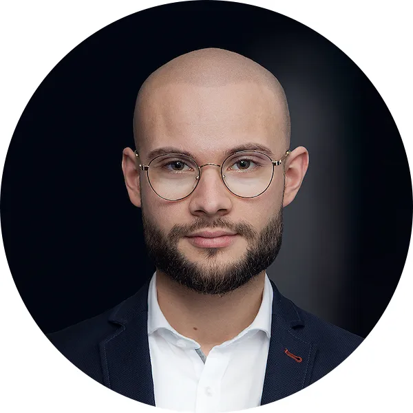 Glatzköpfiger Mann mit Bart und Brille