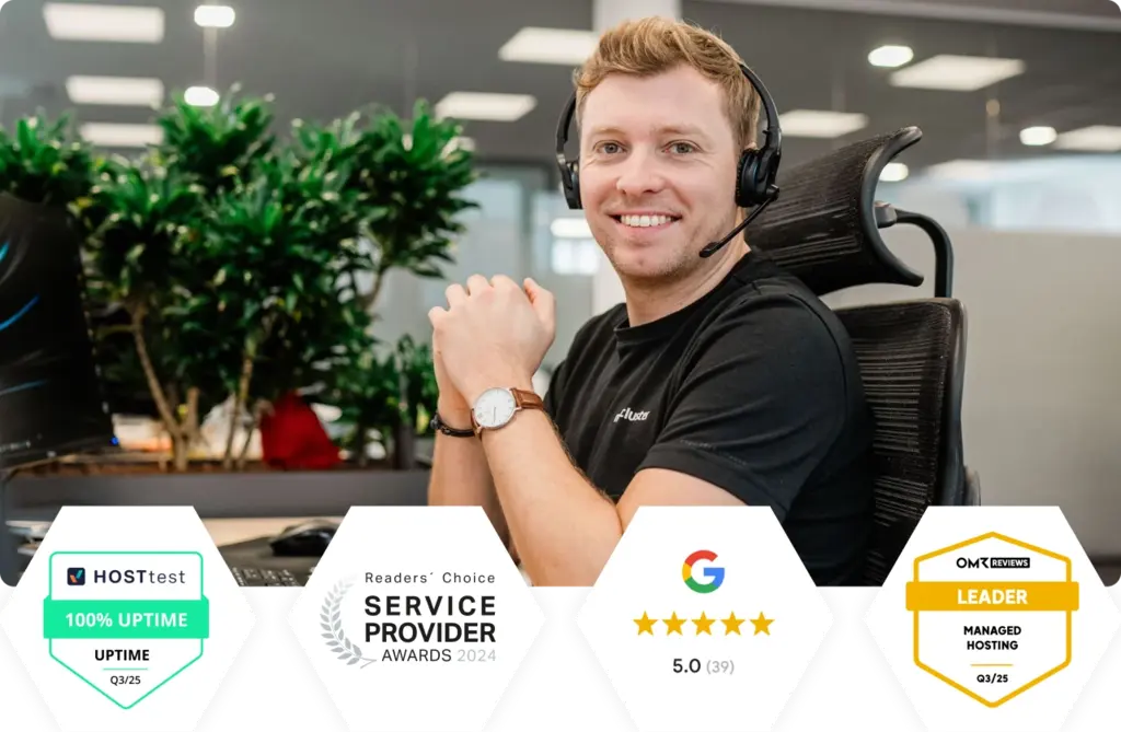Mann mit Headset im Büro Mann mit Headset sitzt an Schreibtisch